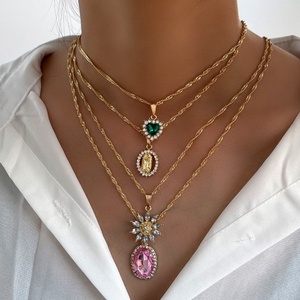 Collar con Colgante de Corazón en Acero Inoxidable con Circonitas Rosadas Coloridas y Baño PVD, Joyería Fina - Product Image 3