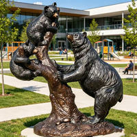Sculpture de famille d'ours en bronze de style antique sur un souche d'arbre, moulage de haute qualité, ornement de jardin