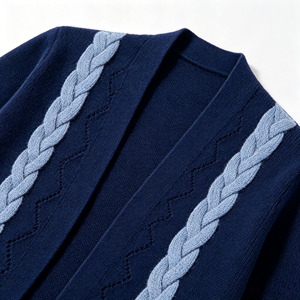 <span class=keywords><strong>Cardigan</strong></span> Lungo da <span class=keywords><strong>Donna</strong></span> Invernale con Ricamo a Treccia <span class=keywords><strong>Blu</strong></span> Chiaro, Design OEM dalla Fabbrica di Guangzhou - Product Image 5