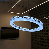 SKYSEEN fabrique des boîtes lumineuses LED circulaires sur mesure, à changement de couleur, pour enseignes lumineuses suspendues.