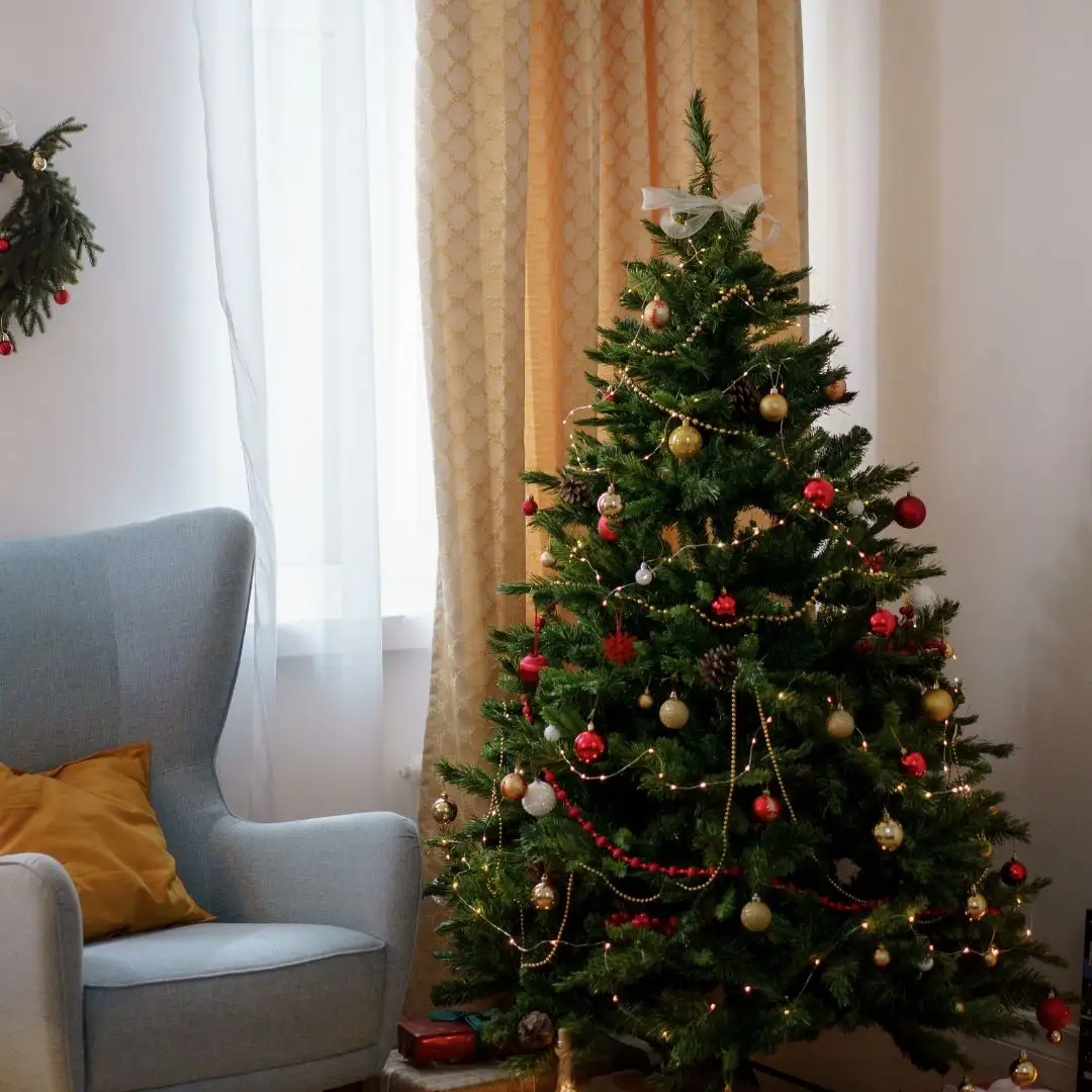 装飾された装飾品と卸売リアルなクリスマス装飾プレリット照明人工クリスマスツリー