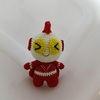 CHANGXU CRAFT Poupée héros rouge en crochet faite à la main, joli porte-clés, mini ornement de bureau exquis tricoté à la main