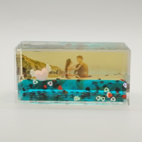 Figurine miniature bonhomme de neige flottant dans une boule de plage, presse-papiers liquide en acrylique, ornement à confettis, souvenir touristique, décoration de Noël, cadeau