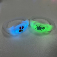 Bracelet clignotant à LED activé par le son de la musique de concert mobile avec logo personnalisé Télécommande Glowing Thanksgiving Ramadan Graduation