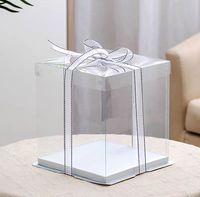 Bouquet de fleurs et gâteau dans une boîte transparente de qualité supérieure