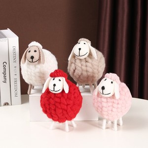 Figurine de mouton animal mignon de style créatif "ins" pour la décoration de bureau à la maison, l'artisanat, le cadeau de bricolage, le cadeau d'anniversaire. - Product Image 4