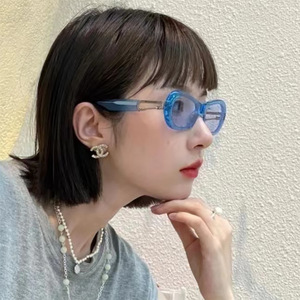 Nouvelles lunettes de soleil pour femmes avec chaîne, petite monture, protection UV400, matériau PC, noires, tendance, pour le voyage et la conduite - Product Image 4