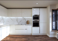 Cuisine équipée sur mesure de luxe en blanc de Vermont avec four intégré, réfrigérateur et tiroirs à fermeture douce pour hôtel haut de gamme
