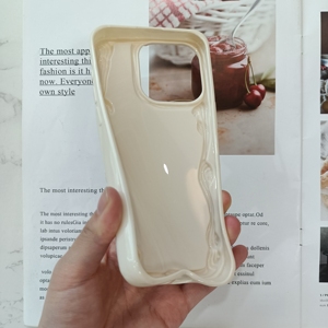 Custodia per iPhone 16 15 14 17 Pro Max da Donna, Stile Ondulato 3D, Protezione Antiurto, Colore Crema - Product Image 4