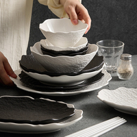 Design unique de luxe, vaisselle pour le dîner dans un hôtel et un restaurant, vaisselle irrégulière, vaisselle noir et blanc, ensemble bol et assiette en porcelaine