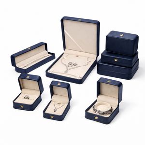 กล่องใส่เครื่องประดับสุดหรูหุ้มหนังเทียมแบบมีบานพับ กล่องของขวัญเครื่องประดับพร้อมผ้าไมโครไฟเบอร์ด้านใน รับพิมพ์โลโก้ตามสั่ง บริการ OEM - Product Image 2