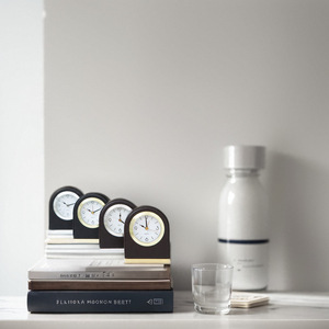 Réveil analogique d'hôtel avec lumière nouvel hôtel <span class=keywords><strong>haut</strong></span> <span class=keywords><strong>de</strong></span> <span class=keywords><strong>gamme</strong></span> horloge <span class=keywords><strong>de</strong></span> table en cuir PU décoration <span class=keywords><strong>de</strong></span> salon - Product Image 1