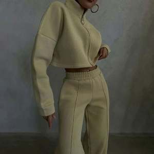 Chándal deportivo de 2 piezas de Color sólido de último estilo para mujer, chándal informal de tela de rizo con cremallera, pierna recta recortada para otoño - Product Image 3