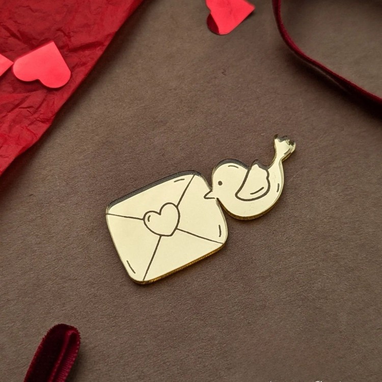 Love carrier pigeon gold (about 5cm wide)