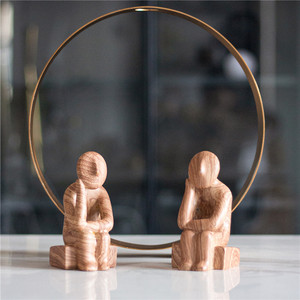 Ornamento Decorativo Moderno in Legno, Figura Astratta in Posizione Seduta Pensierosa per Ufficio o Casa - Product Image 2