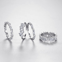 Anillo de Plata de Ley 925 con Circonita Cúbica en Forma de Baguette de Geometría Irregular Brillante de Moda