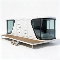 Maison capsule préfabriquée moderne, mini-maison mobile, cabane portable avec fenêtres panoramiques en verre, terrasse en bois pour hôtel, complexe hôtelier, camping