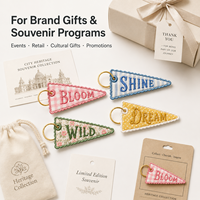 Llaveros de tela personalizados con bordado de banderín para bolsos, regalos, proveedor OEM ODM, paquete a granel