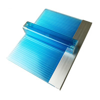 Plaque en polycarbonate multicouche à design moderne, protégée contre les UV, avec verrouillage en U, épaisseur de 8 à 30 mm et garantie de 10 ans pour les toitures d'hôtels