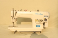 Machine à coudre à point noué à aiguille simple informatisée à entraînement direct avec positionnement de l'aiguille pour usage domestique