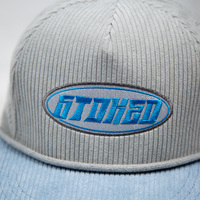 Gorra de béisbol personalizada de dos tonos con logo bordado, visera plana, tela de pana, ajustable con broche a presión, estructurada, con cuerda, estilo trucker.