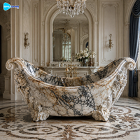 Baignoire autoportante de luxe en marbre, sur mesure, avec décor floral sculpté à la main et tissu drapé pour salle de bain de villa