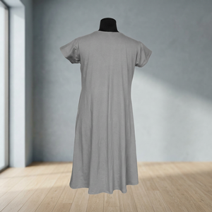 Robe de couleur grise teinte unie à col en V Robe longueur genou manches courtes style décontracté vêtements de plage Robe pour maternité femmes à un prix abordable - Product Image 2