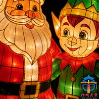 Ensemble de lanternes géantes LED représentant Père Noël et les elfes pour la décoration artistique en soie des célébrations de Noël en plein air sur les places publiques
