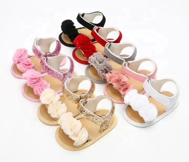 2024 a piedi nudi estate neonato scarpe in pelle da bambino fiori da bambino Prewalker per bambini PU suola morbida sandali da bambina
