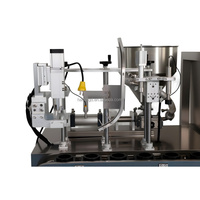 Máquina Llenadora y Tapadora de Botellas de Vidrio y Plástico Totalmente Automática, Controlada por PLC, para Aplicaciones de Bebidas y Productos Químicos