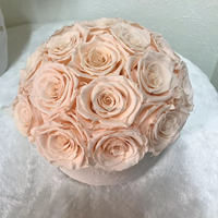 Vase en porcelaine naturelle véritable fait à la main avec une forme de dôme éternelle pour la décoration florale et les bouquets de roses, fleurs préservées pour cadeau
