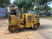 Compacteur à double tambour vibrant Caterpillar CB24 d'occasion, moteur diesel 33 CV, avec roulement et pompe à moteur, modèle 2005-2015