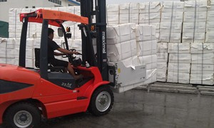 Pinces à balles pour <span class=keywords><strong>chariot</strong></span> élévateur à déplacement latéral |   Capacité de 5 tonnes pour les chariots élévateurs Doosan et Mitsubishi dans les centres logistiques - Product Image 3