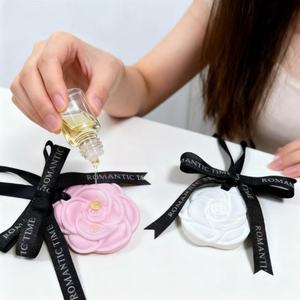 ناشر سيراميك معلق كاميليا للمنزل وإمداد السيارة بالمعطر العطري - Product Image 5