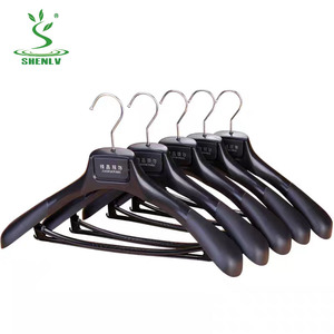 Colgador de plástico para traje negro de diseño clásico - Product Image 5