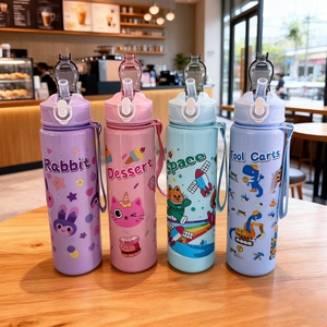 Bottiglia d'<span class=keywords><strong>acqua</strong></span> in plastica colorata da 750 ml con <span class=keywords><strong>design</strong></span> spaziale e cannuccia per bambini, ideale per il ritorno a scuola, prodotta in Cina - Product Image 2