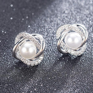 Elegantes Pendientes de Plata 925 Chapados en Oro Blanco con Perla Cultivada y Circonia, Diseño Geométrico para Mujer, Joyería de Boda - Product Image 5