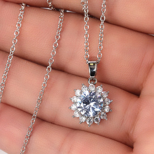 Collana con Ciondolo a Fiore per Donna, Catena Scintillante Incastonata, Gioiello Elegante per Uso Quotidiano - Product Image 2