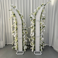 Arche florale artificielle minimaliste en crème et blanc, avec fleurs d'orchidée et de pampa, pour un look aérien, idéale pour les mariages bohèmes neutres et les séances de fiançailles.