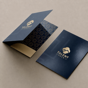 Dossier de présentation en papier mat imprimé sur mesure avec poche, logo et vernis sélectif UV pour documents de bureau - Product Image 1