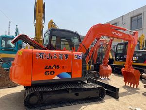 Excavatrice sur chenilles compacte Hitachi Zaxis60 d'occasion, 6 tonnes, moteur d'origine, système hydraulique fluide, lame de bulldozer attachée. - Product Image 3