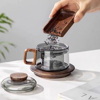 Vente en gros 1900ml Grande capacité Design de luxe Bouilloire à froid en verre épaissi Pot de jus de citron avec couvercle filtre Service à café et thé