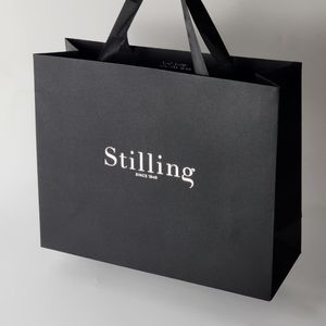 Bolsa de embalaje de ropa de compras de papel impreso con logotipo estampado en plata personalizado al por mayor para tienda de ropa - Product Image 1