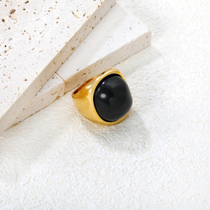 Bague minimaliste en agate noire, forme géométrique, sertissage clos, bijou unisexe tendance, cadeau - Product Image 1