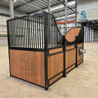 Panneau de porte de box pour chevaux, structure en acier robuste, remplissage en bambou, usage équestre, design durable, garantie de plus de 5 ans