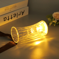 Romantische Plastik-Tischlampe mit LED-Kerze und 3D-Flammeneffekt, Batteriebetrieben für Hochzeiten, Weihnachten, Halloween, Ramadan und Heimdekoration