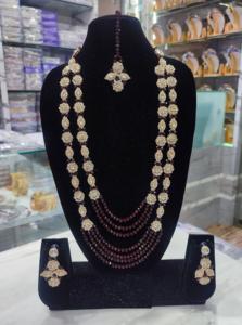 Parure de bijoux longue traditionnelle indienne plaquée or 18 carats avec collier, boucles d'oreilles et Maang Tikka – Combo ethnique tendance et à la mode - Product Image 3