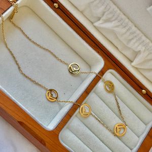 Set di <span class=keywords><strong>Bracciale</strong></span> <span class=keywords><strong>e</strong></span> <span class=keywords><strong>Collana</strong></span> in Acciaio Inossidabile Placcato Oro 18K per Donne <span class=keywords><strong>e</strong></span> Ragazze, Set di Gioielli di Lusso con Motivo F Traforato per Uso Quotidiano - Product Image 6