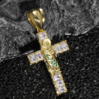 Collier Hip-Hop Religieux Plaqué Or avec Pendentif Croix en Zircon Vert Mélangé CZ, Idéal pour Hommes, Quotidien et Soirées – Grande Vente