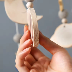 Appesa <span class=keywords><strong>a</strong></span> <span class=keywords><strong>mano</strong></span> giocattolo musicale Nursery Baby Mobile con tema astronauta legno e feltro campana per culla - Product Image 3